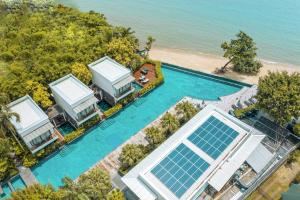einen Luftblick auf eine Villa mit einem Pool in der Unterkunft The Chill Resort and Spa, Koh Chang in Ko Chang