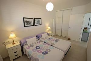 sypialnia z dwoma łóżkami i dwoma szafkami nocnymi w obiekcie MARINEDA by RENTMEDANO newly renovated, ocean view, wifi, parking, pool w mieście El Médano +22 zdjęcia