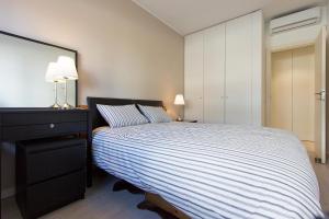 um quarto com uma cama e uma cómoda com 2 candeeiros em Expo Kid's Friendly by Homing em Sacavém
