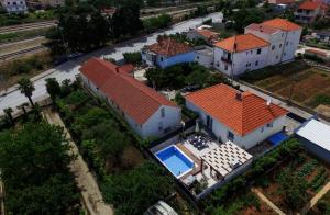 widok z lotu ptaka na dom z basenem w obiekcie Villa Teuta ZadarVillas w mieście Zadar