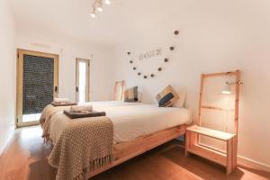 Un dormitorio con una cama grande y una ventana en Modern & Bright Avenidas Novas by Homing, en Lisboa