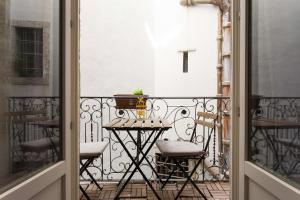 リスボンにあるDowntown Madalena by Homingのバルコニー(テーブル、椅子付)