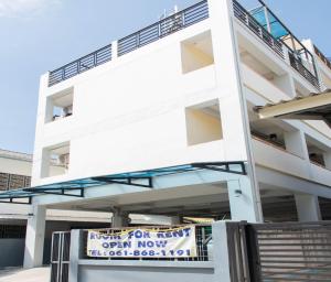 un edificio blanco con un cartel delante en Suree Place Hostel, en Hua Hin