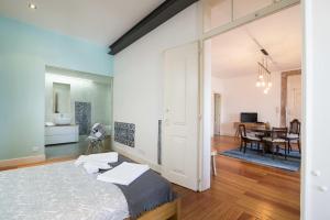 sypialnia z łóżkiem i jadalnią w obiekcie Alfama Concept by Homing w Lizbonie