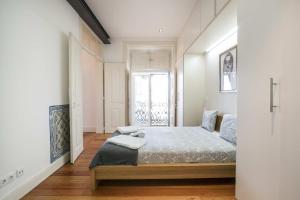 リスボンにあるAlfama Concept by Homingのベッドルーム(ベッド1台、窓付)