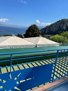 Výhled na bazén z ubytování CapriOnda nebo okolí