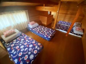 einen Blick über ein Zimmer mit 3 Betten in der Unterkunft Biwako AshiのMori 温泉付き in Takashima
