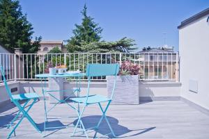 two blue chairs and a table on a balcony at Casa Vicolo Castello in Ravenna