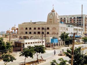 een groot gebouw met een straat ervoor bij Sohana's Homestays - Work Friendly Apartment near Jaipur International Airport in Jaipur