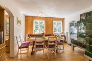 cocina y comedor con mesa y sillas en Der Lachenbuckhof, en Blumberg