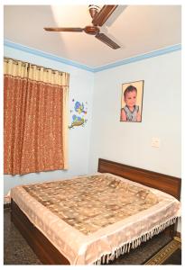 een slaapkamer met een bed met een foto van een baby bij Sohana's Homestays - Work Friendly Apartment near Jaipur International Airport in Jaipur