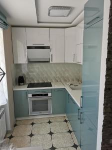 盧札的住宿－ALDO comfort，厨房配有白色橱柜和炉灶。