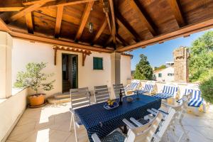 patio con tavolo blu e sedie bianche di Apartments Casa Vanna a Dubrovnik