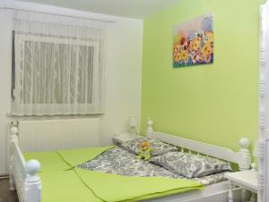 een slaapkamer met een wit bed met een teddybeer erop bij Gostišče Trobej in Gornji Grad