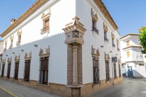 una torre del reloj en el lateral de un edificio en Palacio Sirvente Mieres - PARKING GRATUITO, en Andújar