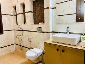 Ένα μπάνιο στο BluO 1BHK - DLF CyberCity, MG Road - Balcony, Lift