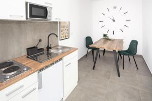 A kitchen or kitchenette at Nibelungen Apartments