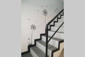 Un escalier avec des escaliers en noir et blanc et des danses dans l'établissement Jan's Haven Staycation House Deca Clark Angeles, à Ángeles