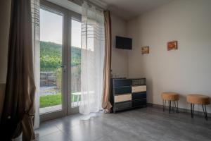TV a/nebo společenská místnost v ubytování Vitae di Langa