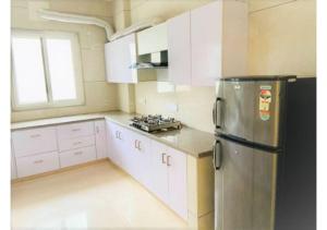 Η κουζίνα ή μικρή κουζίνα στο BluO 1BHK - DLF CyberCity, MG Road - Balcony, Lift