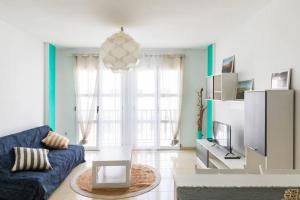 A television and/or entertainment centre at Luna de Lobos: Bright and Cozy apartment in Bristol