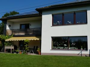 ein Haus mit großen Fenstern und Rasen in der Unterkunft Ferienwohnung WällerAuszeit in Bach