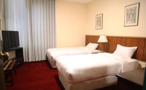Regency Hotel Hebron客房内的一张或多张床位