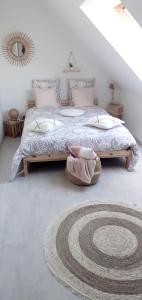 1 dormitorio con 1 cama grande y 1 alfombra en Côte d Opale - Chambre cocooning, en Rinxent