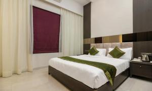 Postel nebo postele na pokoji v ubytování Hotel Oyster Suite Andheri West