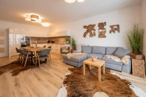 salon z niebieską kanapą i stołem w obiekcie Apartmány Kaskády Luhačovice w mieście Luhačovice