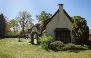 a small white house with a grass yard at Villa Monceau Louvain la neuve in Louvain-la-Neuve