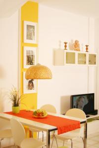 A television and/or entertainment centre at Casa Dos Angeles - Charming Retreat 2 Bedrooms