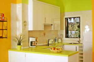 A kitchen or kitchenette at Casa Dos Angeles - Charming Retreat 2 Bedrooms