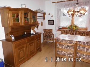 een keuken met een houten kast en een tafel bij Familienferienwohnung im Haus Ludwig in Masserberg