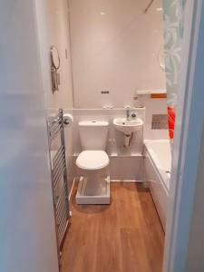 małą łazienkę z toaletą i umywalką w obiekcie Commodore Guesthouse, Self-Catering Suites w mieście Rothesay