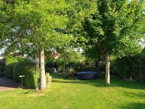 dos árboles en un patio con un cubo de basura en La Lisière du Morvan, en Magny-Lormes