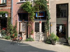 un bâtiment avec une table et des chaises devant lui dans l'établissement House Le Prince D'Anvers, à Anvers