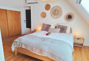 - une chambre avec un grand lit dans l'établissement Le duplex d'Albert logement d'exception à Namur, à Namur