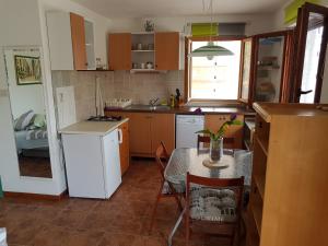 Bobovišća的住宿－Villa Masha Brač，一间带桌子的厨房和一间带桌椅的小厨房