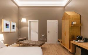 Łóżko lub łóżka w pokoju w obiekcie BSJ15-Borgo San Jacopo Room