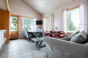 Een zitgedeelte bij Lapland Hotels Ounasvaara Chalets