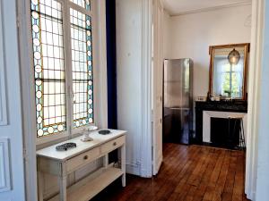 Virtuvė arba virtuvėlė apgyvendinimo įstaigoje Maison spacieuse avec balcon sur les remparts