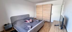 ein kleines Schlafzimmer mit einem Bett und einem TV in der Unterkunft Fewo-Alter PlusSize in Wilhelmshaven
