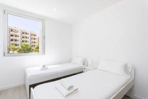 twee bedden in een witte kamer met een raam bij Ocean Garden FL FREE WIFI in Playa Paraiso +21 foto's