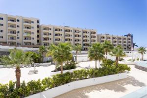 een luchtfoto van een groot appartementencomplex met palmbomen bij Ocean Garden FL FREE WIFI in Playa Paraiso