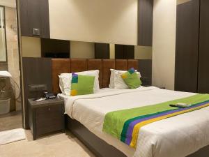 Postel nebo postele na pokoji v ubytování Hotel Oyster Suite Andheri West