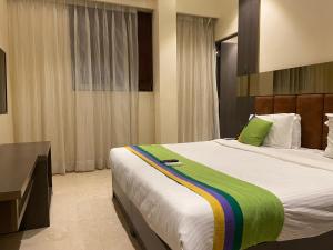 Postel nebo postele na pokoji v ubytování Hotel Oyster Suite Andheri West