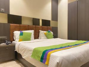 Postel nebo postele na pokoji v ubytování Hotel Oyster Suite Andheri West