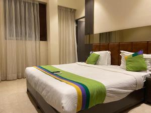 Postel nebo postele na pokoji v ubytování Hotel Oyster Suite Andheri West
