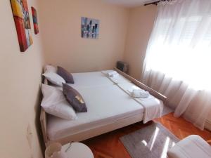 En eller flere senger på et rom på Haus Apartman Zaječar M&L